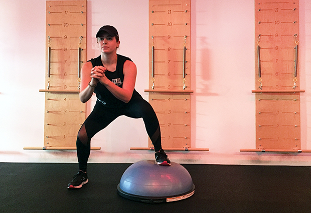 Billen trainen: BOSU Squat-oefening van links naar rechts